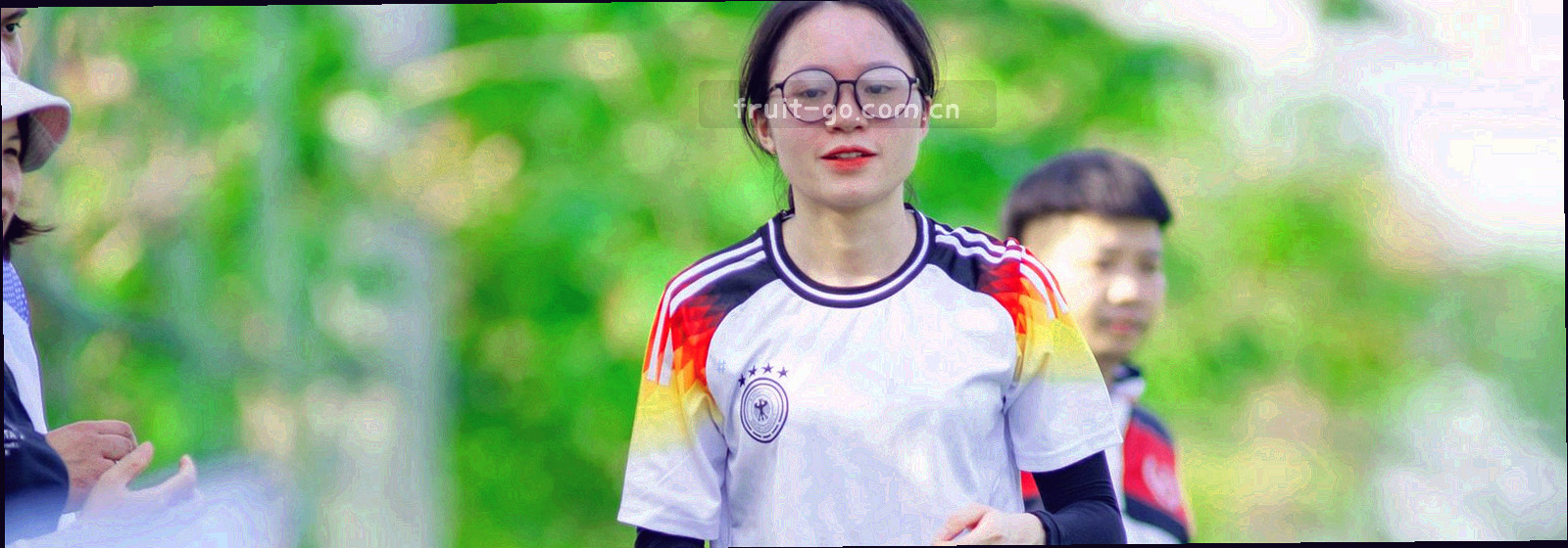 多层半透明纸页沿对角线错落叠放，纸页边缘透出细小的赛季阶段编号